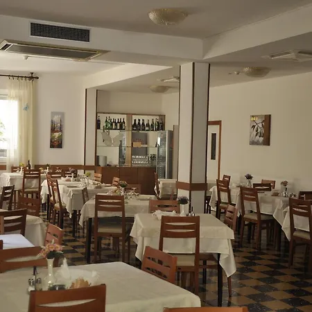 Larenzia 3*