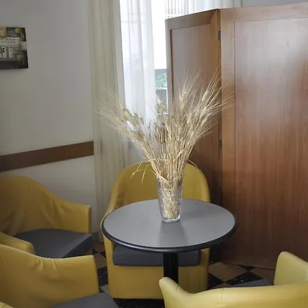 Hotell Larenzia Cattolica