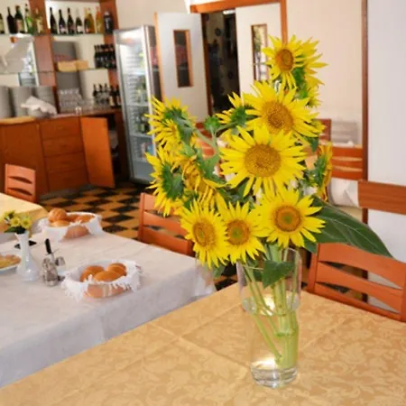 Larenzia 3*