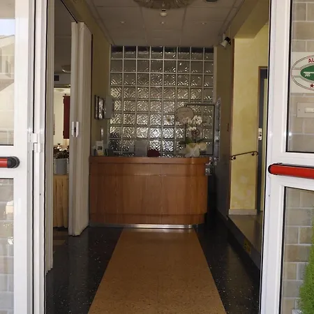 Hotel Larenzia 3*