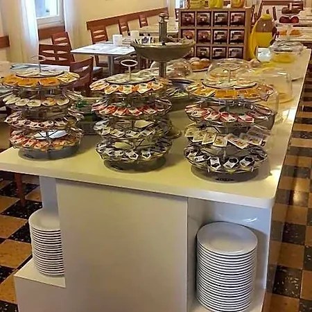 Hotel Larenzia 3*