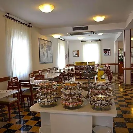 Larenzia Hotel 3*