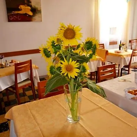Larenzia Hotel
