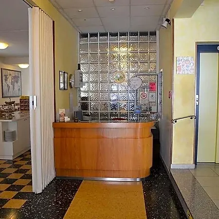 Larenzia 3*