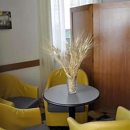 Hotel Larenzia Cattolica