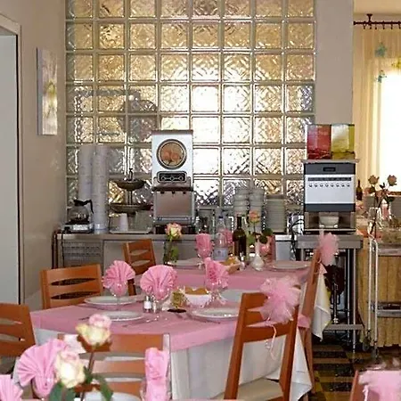 Larenzia Hotel