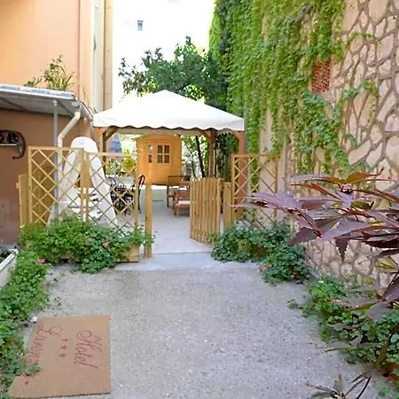 Larenzia 3*