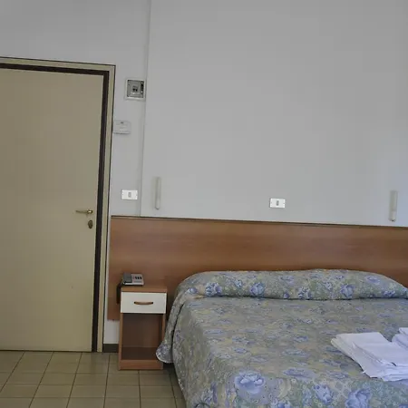 Hotel Larenzia 3*